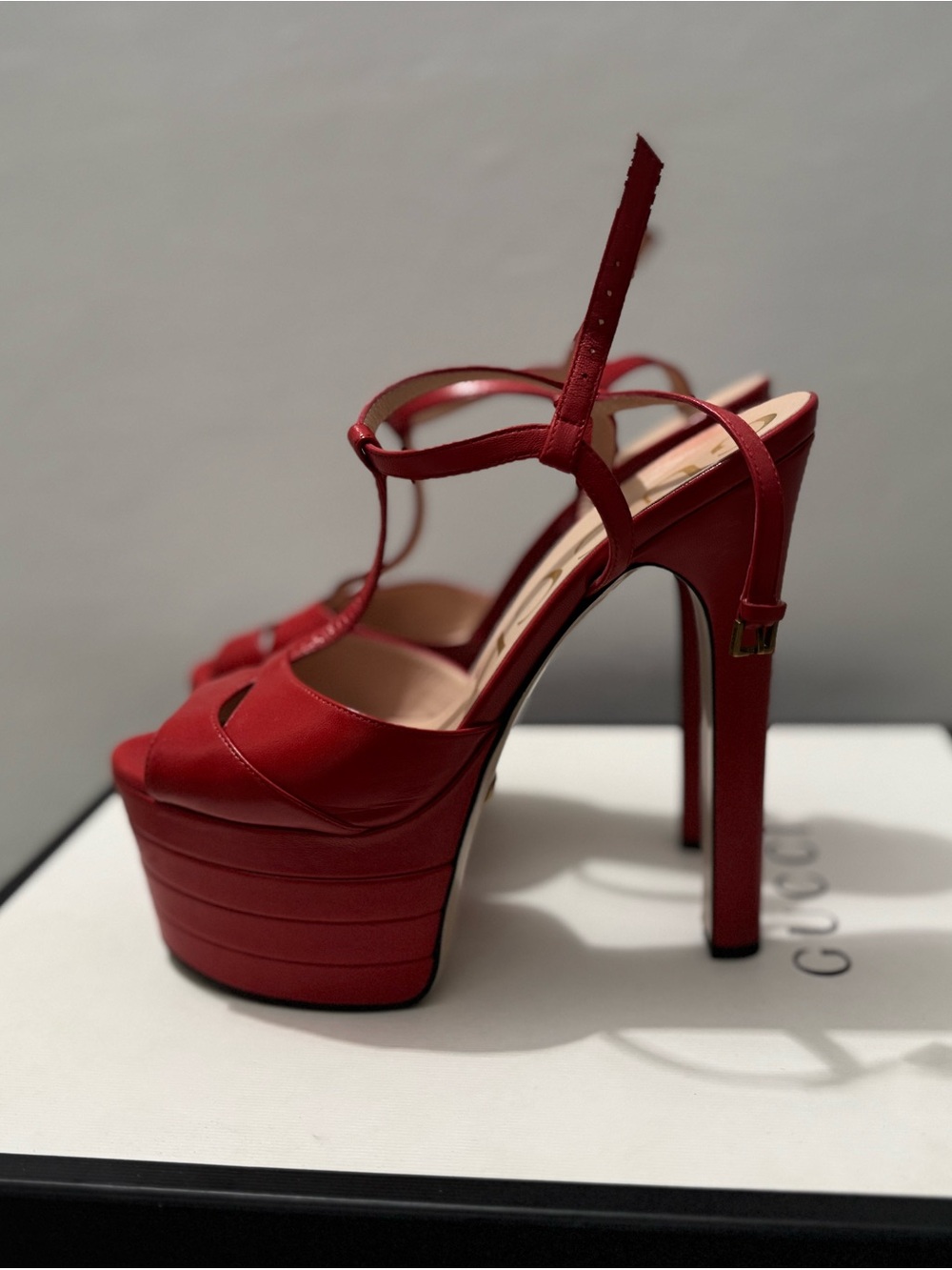 Gucci Red Leather Platform T-Strap Sandals - Picture 2 of 5